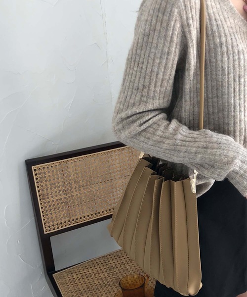 SMILE ORCHID(スマイルオーキッド)の「プリーツショルダーバッグ(トートバッグ・レディース・ブラウン/アイボリー/ベージュ/キャメル/ブラック・FREE)」の18枚目の写真