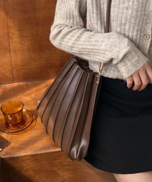 SMILE ORCHID(スマイルオーキッド)の「プリーツショルダーバッグ(トートバッグ・レディース・ブラウン/アイボリー/ベージュ/キャメル/ブラック・FREE)」の8枚目の写真