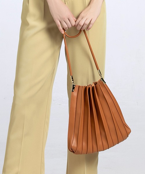 SMILE ORCHID(スマイルオーキッド)の「プリーツショルダーバッグ(トートバッグ・レディース・ブラウン/アイボリー/ベージュ/キャメル/ブラック・FREE)」の12枚目の写真