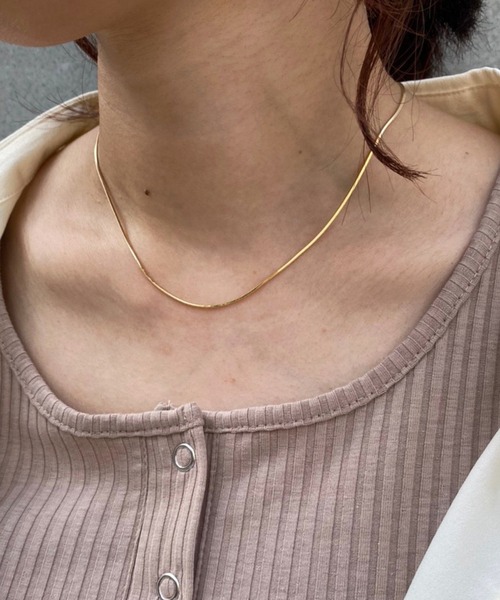 SPINNS（スピンズ）の「シンプルスネークチェーンネックレス（ネックレス・レディース・シルバー/ゴールド・ONESIZE）」の2枚目の写真