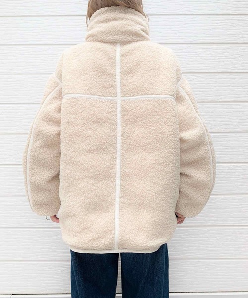 Q（キュー）の「リバーシブルボアダウン（ダウンジャケット/コート・レディース・ブラック/ベージュ・MEDIUM）」の4枚目の写真