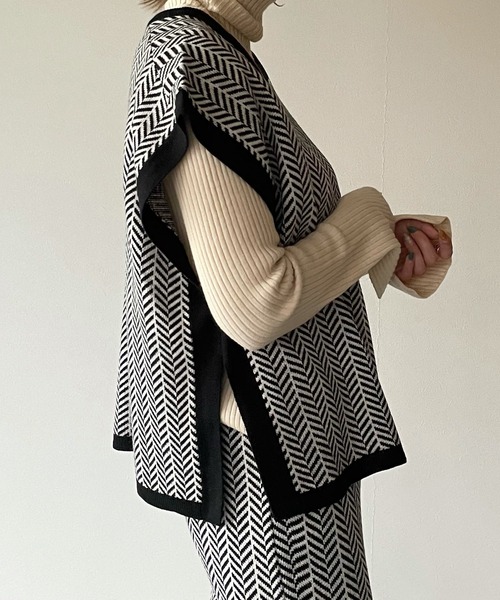 y/m by misato（イムバイミサト）の「幾何学柄ジャガードベスト（ニット/セーター・レディース・ブラック/ベージュ・FREE）」の7枚目の写真