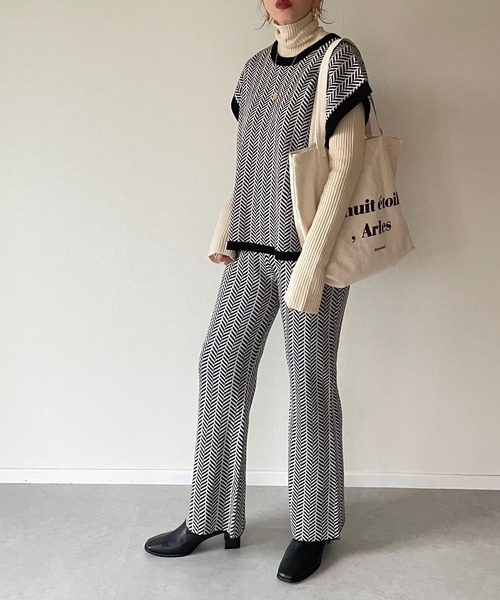 y/m by misato（イムバイミサト）の「幾何学柄ジャガードベスト（ニット/セーター・レディース・ブラック/ベージュ・FREE）」の9枚目の写真