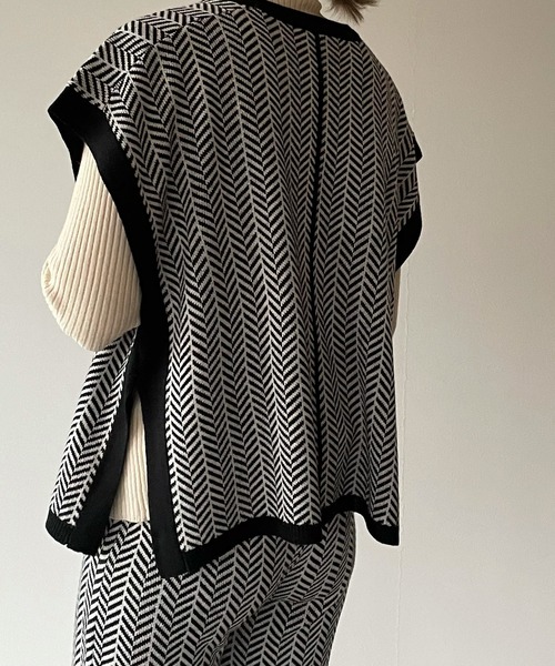 y/m by misato（イムバイミサト）の「幾何学柄ジャガードベスト（ニット/セーター・レディース・ブラック/ベージュ・FREE）」の5枚目の写真
