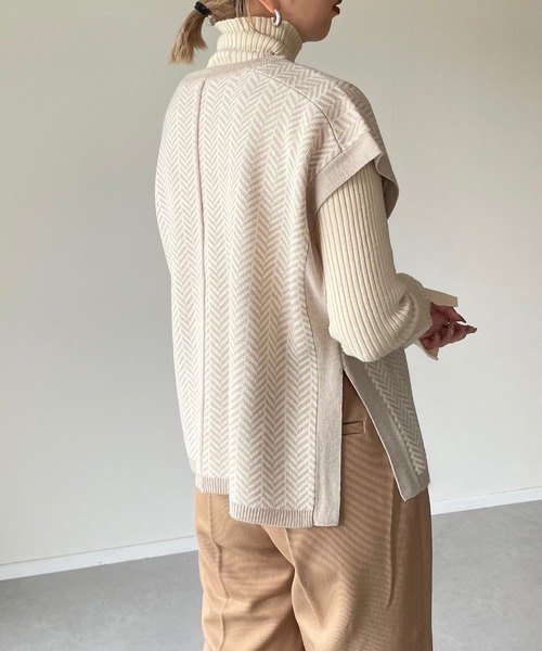 y/m by misato（イムバイミサト）の「幾何学柄ジャガードベスト（ニット/セーター・レディース・ブラック/ベージュ・FREE）」の8枚目の写真