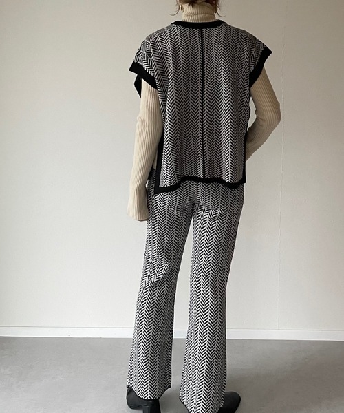 y/m by misato（イムバイミサト）の「幾何学柄ジャガードベスト（ニット/セーター・レディース・ブラック/ベージュ・FREE）」の3枚目の写真