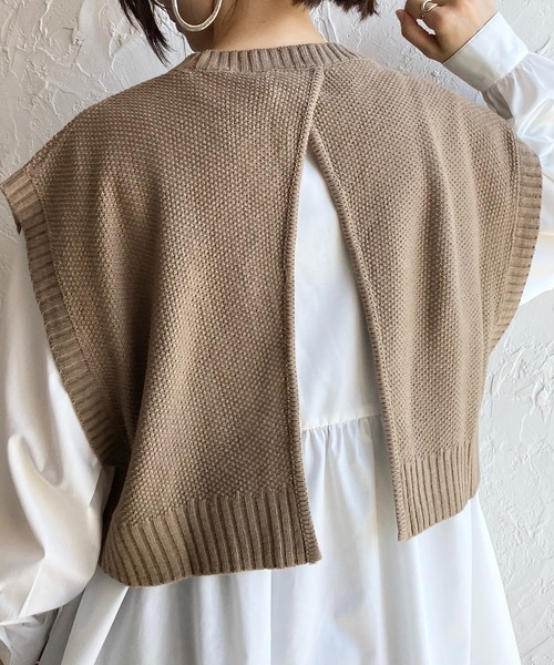 She's Closet（シーズクローゼット）の「前後2wayバッククロスショート丈ニットベスト（ベスト・レディース・ブラック/ベージュ/グリーン/スモークピンク/ライトベージュ/ダークパープル/ブルー/ブラウン/アイボリー/ライム/ブルーパープル/グレイッシュベージュ/オリーブ・FREE）」の4枚目の写真