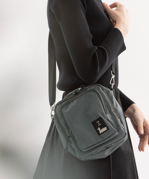 nop de nod(ノップドゥノッド)の「Carre ショルダーバッグ S(ショルダーバッグ・レディース・ブラック/ネイビー/グレー・8)」の1枚目の写真