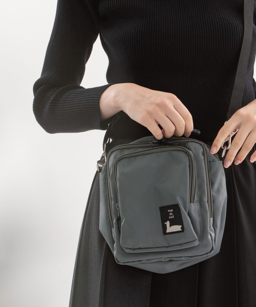 nop de nod(ノップドゥノッド)の「Carre ショルダーバッグ S(ショルダーバッグ・レディース・ブラック/ネイビー/グレー・8)」の4枚目の写真