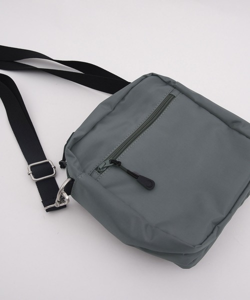 nop de nod(ノップドゥノッド)の「Carre ショルダーバッグ S(ショルダーバッグ・レディース・ブラック/ネイビー/グレー・8)」の8枚目の写真