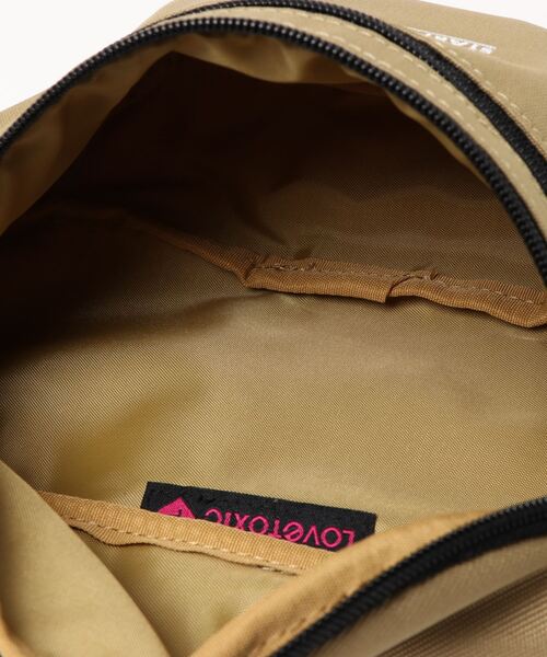 LOVETOXIC(ラブトキシック)の「刺しゅうウエストBAG(ボディバッグ/ウエストポーチ・キッズ・ライトカーキ/ブラック/マルチ・FREE)」の6枚目の写真