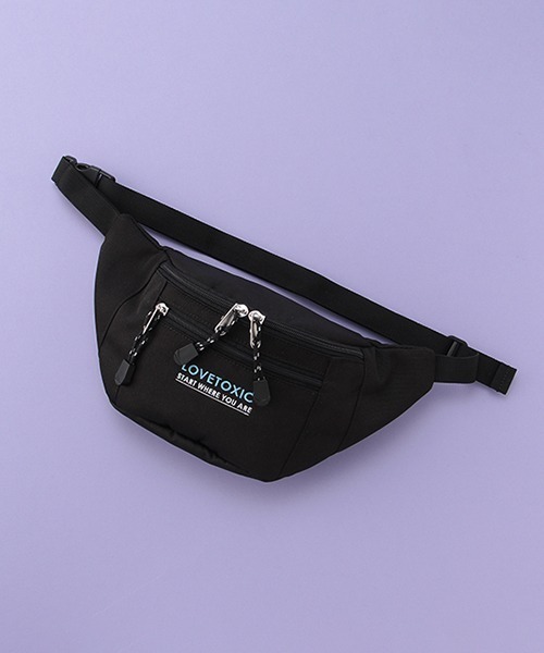 LOVETOXIC(ラブトキシック)の「刺しゅうウエストBAG(ボディバッグ/ウエストポーチ・キッズ・ライトカーキ/ブラック/マルチ・FREE)」の2枚目の写真