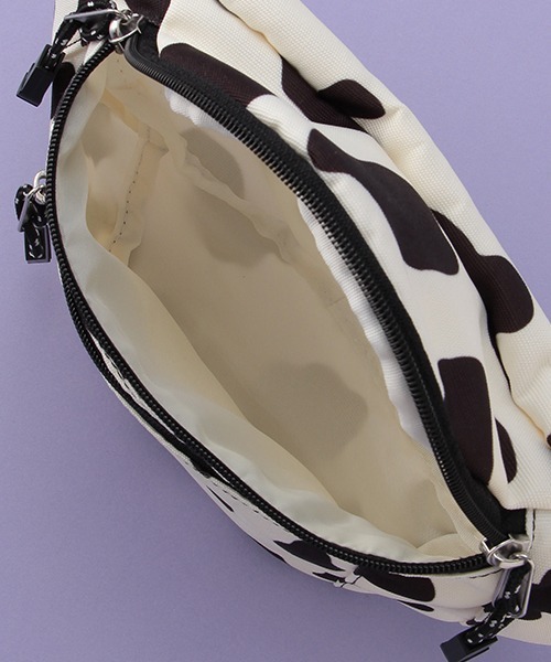 LOVETOXIC(ラブトキシック)の「刺しゅうウエストBAG(ボディバッグ/ウエストポーチ・キッズ・ライトカーキ/ブラック/マルチ・FREE)」の12枚目の写真