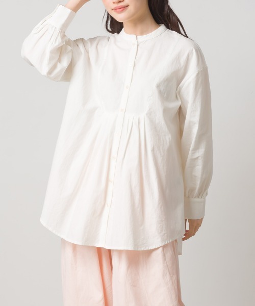 OMNES(オムネス)の「製品洗いコットンタックフレアシャツ(シャツ/ブラウス・レディース・グリーン/ホワイト/チャコール/グレイッシュベージュ・FREE)」の2枚目の写真