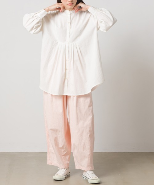 OMNES(オムネス)の「製品洗いコットンタックフレアシャツ(シャツ/ブラウス・レディース・グリーン/ホワイト/チャコール/グレイッシュベージュ・FREE)」の6枚目の写真