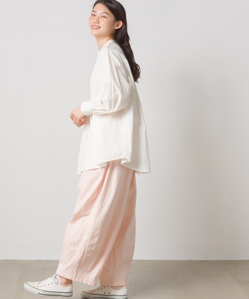 OMNES(オムネス)の「製品洗いコットンタックフレアシャツ(シャツ/ブラウス・レディース・グリーン/ホワイト/チャコール/グレイッシュベージュ・FREE)」の8枚目の写真
