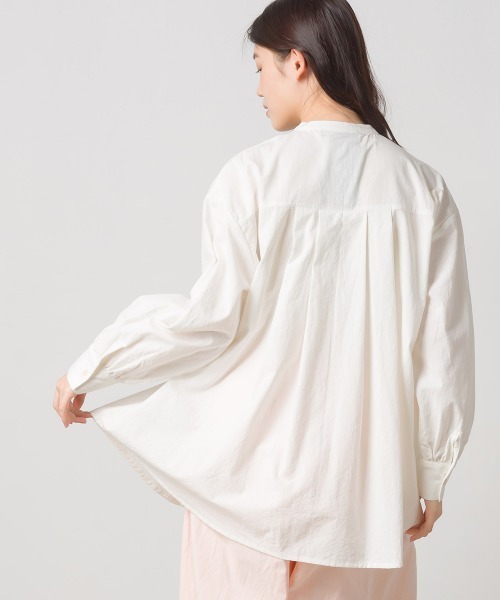 OMNES(オムネス)の「製品洗いコットンタックフレアシャツ(シャツ/ブラウス・レディース・グリーン/ホワイト/チャコール/グレイッシュベージュ・FREE)」の9枚目の写真