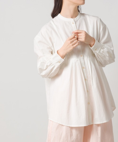 OMNES(オムネス)の「製品洗いコットンタックフレアシャツ(シャツ/ブラウス・レディース・グリーン/ホワイト/チャコール/グレイッシュベージュ・FREE)」の11枚目の写真