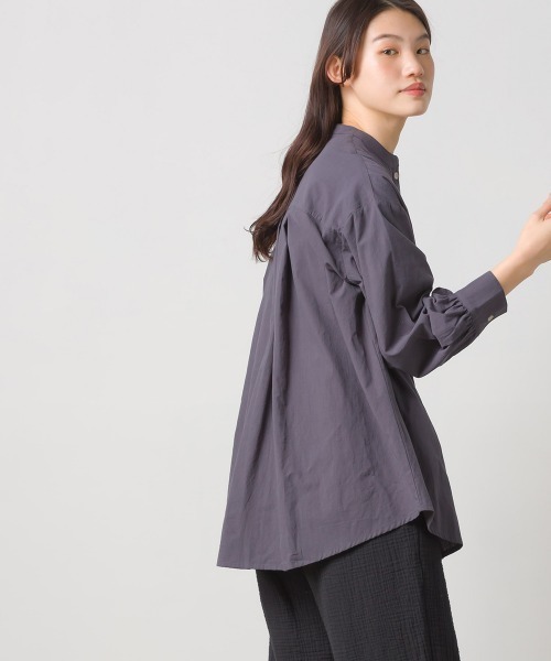 OMNES(オムネス)の「製品洗いコットンタックフレアシャツ(シャツ/ブラウス・レディース・グリーン/ホワイト/チャコール/グレイッシュベージュ・FREE)」の13枚目の写真