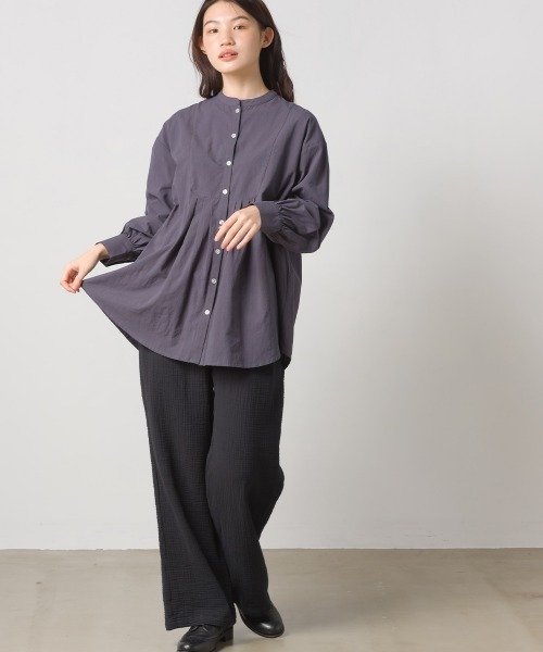 OMNES(オムネス)の「製品洗いコットンタックフレアシャツ(シャツ/ブラウス・レディース・グリーン/ホワイト/チャコール/グレイッシュベージュ・FREE)」の15枚目の写真