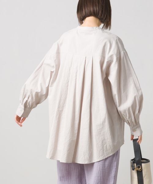 OMNES(オムネス)の「製品洗いコットンタックフレアシャツ(シャツ/ブラウス・レディース・グリーン/ホワイト/チャコール/グレイッシュベージュ・FREE)」の5枚目の写真