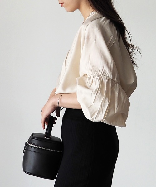 Riberry（リベリー）の「シアーキーネックギャザーブラウス（シャツ/ブラウス・レディース・ブラック/モカ/ライトベージュ・MEDIUM）」の6枚目の写真