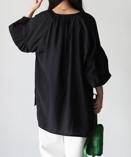 Riberry（リベリー）の「シアーキーネックギャザーブラウス（シャツ/ブラウス・レディース・ブラック/モカ/ライトベージュ・MEDIUM）」の11枚目の写真