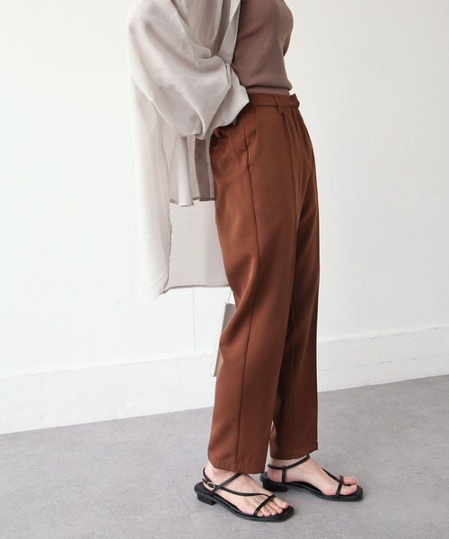 Chillfar(チルファー)の「カラーテーパードスラックスパンツ(スラックス・レディース・ブラック/ダークブラウン/ブラウン/レッド/ピンク/オレンジ/ブルー/グリーン/ライトブラウン/ミント/マスタード/グレイッシュベージュ/グレイッシュブルー/アイボリー系/グリーン系・MEDIUM/LARGE)」の4枚目の写真