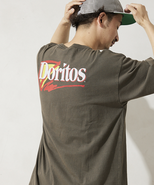 JOURNAL STANDARD relume(ジャーナルスタンダード レリューム)の「【ARTEX / アルテックス】別注 SNACKロゴ 半袖Tシャツ(Tシャツ/カットソー・メンズ・ブラック/ブラック系その他/ブラック系その他2・MEDIUM/LARGE)」の2枚目の写真