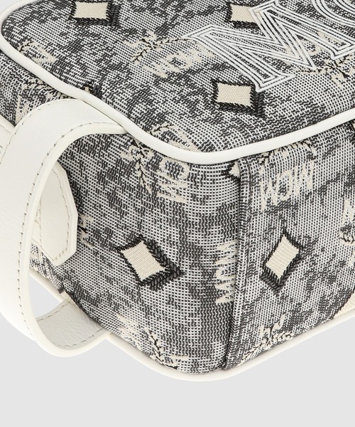 MCM(エムシーエム)の「〈Golf in the City〉トイレタリーバッグ - ヴィンテージ モノグラム ジャカード(ハンドバッグ・レディース・グレー・ONE SIZE)」の2枚目の写真