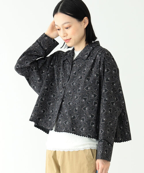 BEAMS BOY(ビームスボーイ)の「BEAMS BOY / プリント プリーツ シャツ(シャツ/ブラウス・レディース・ブラック/ブルー系その他3・ONE SIZE)」の2枚目の写真