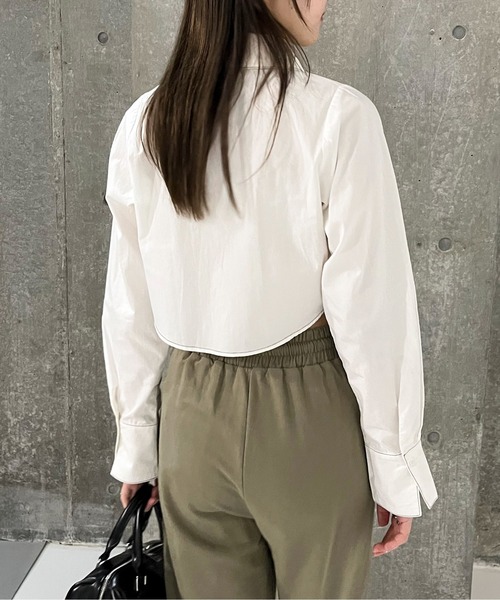 EPIMI E'PIMMY（エピミエピミー）の「配色ステッチクロップドシャツ（シャツ/ブラウス・レディース・ブラック/ブルー/オフホワイト・MEDIUM）」の6枚目の写真