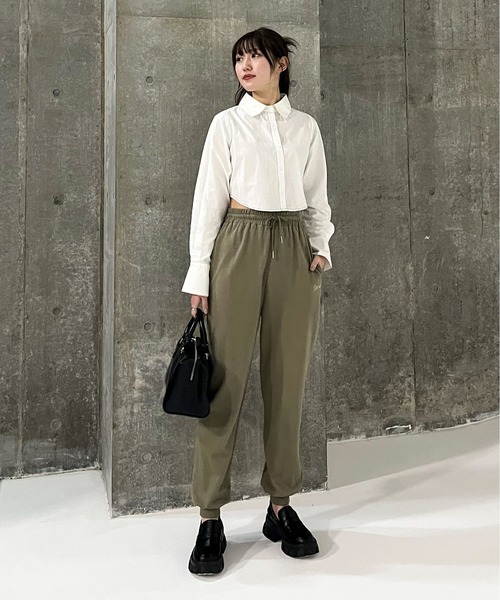 EPIMI E'PIMMY（エピミエピミー）の「配色ステッチクロップドシャツ（シャツ/ブラウス・レディース・ブラック/ブルー/オフホワイト・MEDIUM）」の9枚目の写真