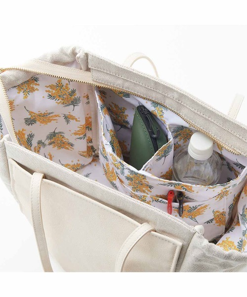 Live in comfort(リブインコンフォート)の「リブ イン コンフォート 内側にミモザが咲き誇る やわらか素材のトートバッグ〈アイボリー〉(トートバッグ・レディース・アイボリー・ONE SIZE)」の4枚目の写真