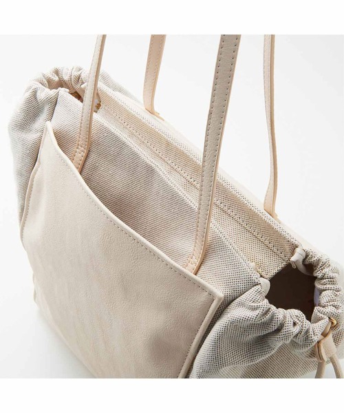 Live in comfort(リブインコンフォート)の「リブ イン コンフォート 内側にミモザが咲き誇る やわらか素材のトートバッグ〈アイボリー〉(トートバッグ・レディース・アイボリー・ONE SIZE)」の6枚目の写真