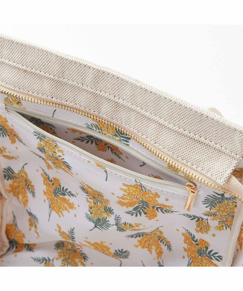 Live in comfort(リブインコンフォート)の「リブ イン コンフォート 内側にミモザが咲き誇る やわらか素材のトートバッグ〈アイボリー〉(トートバッグ・レディース・アイボリー・ONE SIZE)」の5枚目の写真