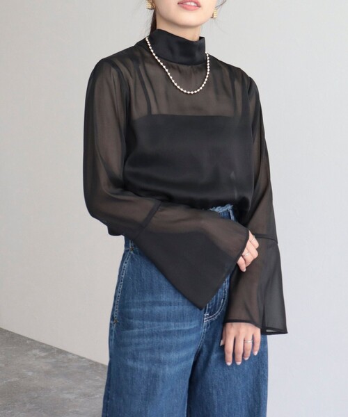 fredy emue(フレディエミュ)の「【オケージョン対応】フレアスリーブシアーブラウス(シャツ/ブラウス・レディース・ライトグレー/ブラック/キナリ・38)」の3枚目の写真