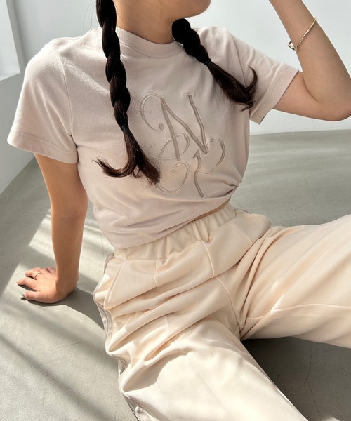 one after another NICE CLAUP(ワンアフターアナザーナイスクラップ)の「イニシャルロゴ刺繍Tシャツ(Tシャツ/カットソー・レディース・ライトベージュ/オフホワイト/チャコールグレー・FREE)」の3枚目の写真