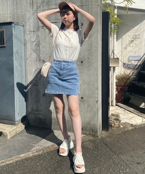 one after another NICE CLAUP(ワンアフターアナザーナイスクラップ)の「イニシャルロゴ刺繍Tシャツ(Tシャツ/カットソー・レディース・ライトベージュ/オフホワイト/チャコールグレー・FREE)」の8枚目の写真