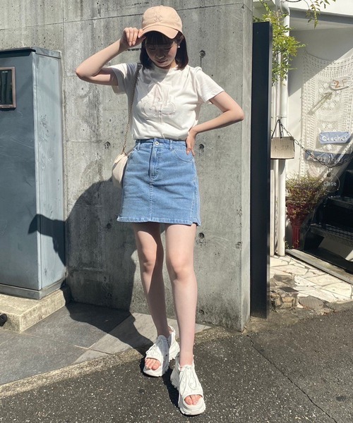 one after another NICE CLAUP(ワンアフターアナザーナイスクラップ)の「イニシャルロゴ刺繍Tシャツ(Tシャツ/カットソー・レディース・ライトベージュ/オフホワイト/チャコールグレー・FREE)」の7枚目の写真