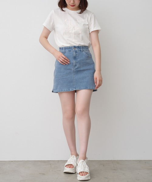 one after another NICE CLAUP(ワンアフターアナザーナイスクラップ)の「イニシャルロゴ刺繍Tシャツ(Tシャツ/カットソー・レディース・ライトベージュ/オフホワイト/チャコールグレー・FREE)」の4枚目の写真