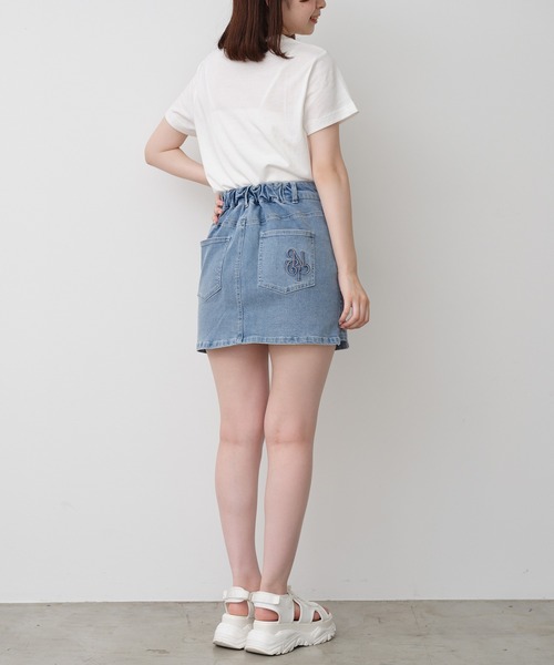 one after another NICE CLAUP(ワンアフターアナザーナイスクラップ)の「イニシャルロゴ刺繍Tシャツ(Tシャツ/カットソー・レディース・ライトベージュ/オフホワイト/チャコールグレー・FREE)」の5枚目の写真