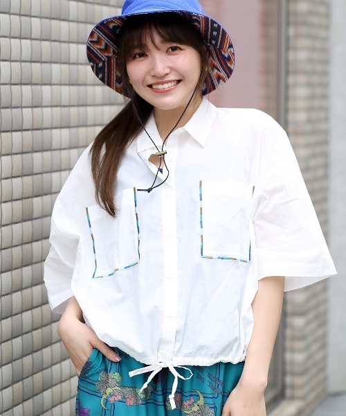 チチカカ（チチカカ）の「コットンクロップドポケ刺繍シャツ（シャツ/ブラウス・レディース・その他1/グリーン/ホワイト・FREE）」の2枚目の写真