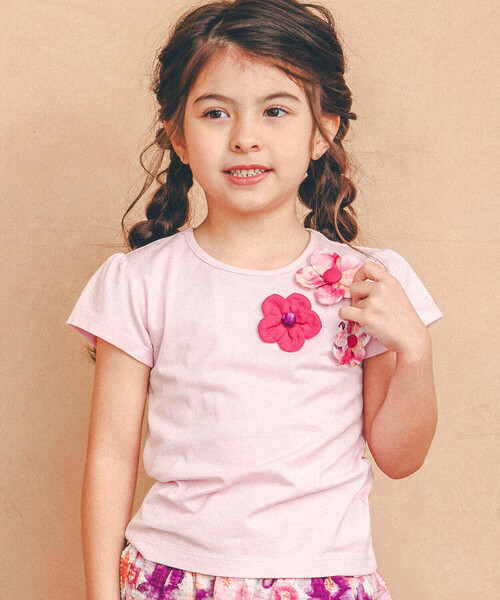 BeBe（ベベ）の「【お揃い】立体フラワーモチーフ半袖Tシャツ(90~150cm)（Tシャツ/カットソー・キッズ・ピンク/ネイビー・130cm/140cm/150cm/120cm/110cm/100cm/90cm）」の2枚目の写真