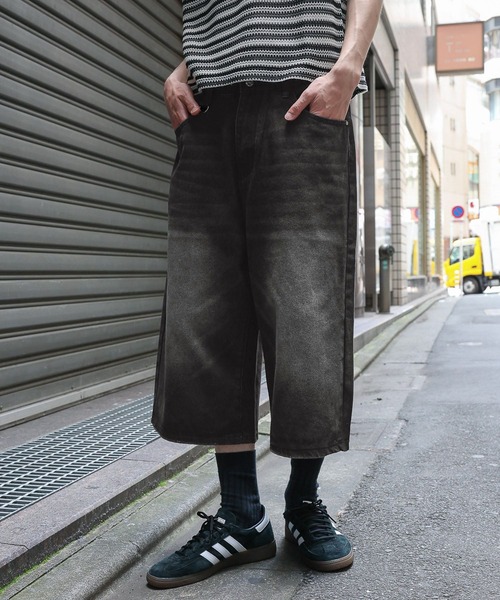 INFLATION(インフレーション)の「INFLATION/クロップワイドショートパンツ(デニムパンツ・メンズ・ブラック/ロイヤルブルー・MEDIUM/SMALL/LARGE)」の1枚目の写真