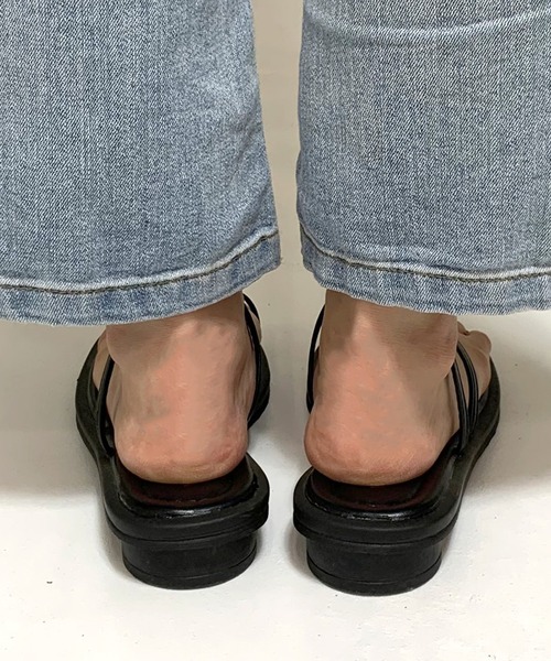 CRB(シーアールビー)の「プレートモチーフトングサンダル(サンダル・レディース・オフホワイト/ベージュ/ブラック・39/37)」の6枚目の写真