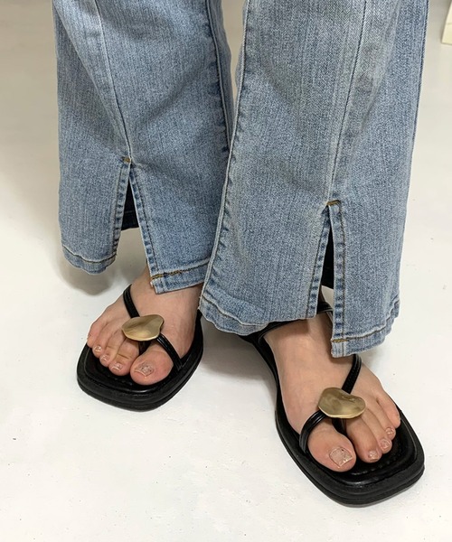 CRB(シーアールビー)の「プレートモチーフトングサンダル(サンダル・レディース・オフホワイト/ベージュ/ブラック・39/37)」の7枚目の写真