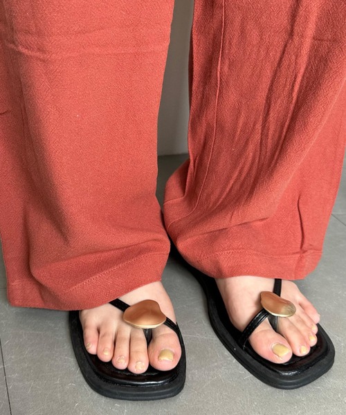 CRB(シーアールビー)の「プレートモチーフトングサンダル(サンダル・レディース・オフホワイト/ベージュ/ブラック・39/37)」の8枚目の写真