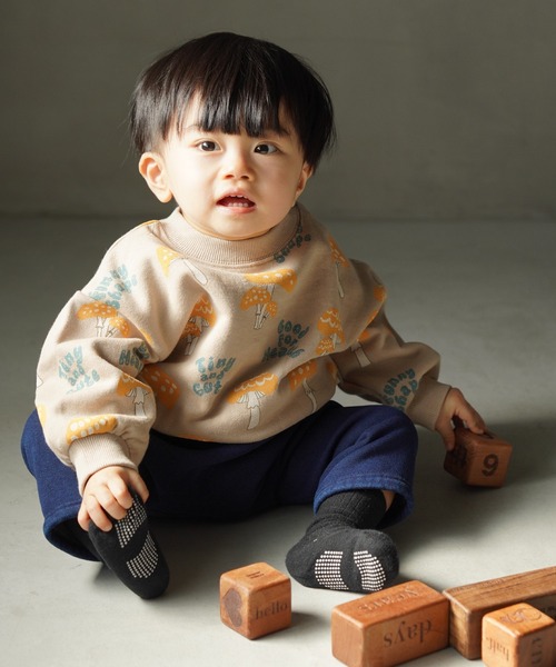 MAKE YOUR DAY（メイクユアデイ）の「ニョキニョキきのこ総柄裏毛トレーナー■80～140cm（スウェット・キッズ・ベージュ/アイボリー・100/90/140/130/80/120/110）」の4枚目の写真