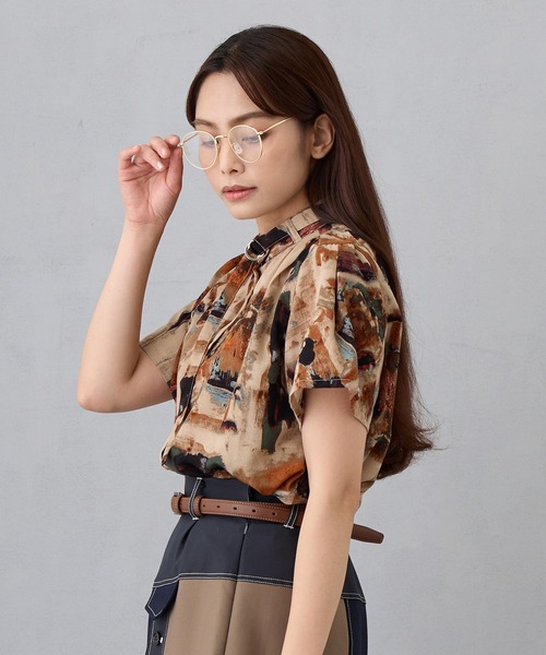 NICOLE CLUB（ニコル　クラブ）の「衿ベルト 水彩柄ブラウス（シャツ/ブラウス・レディース・ネイビー/グレー/ベージュ・MEDIUM）」の2枚目の写真